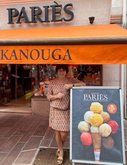 Françoise Pariès devant un magasin Pariès en 2020