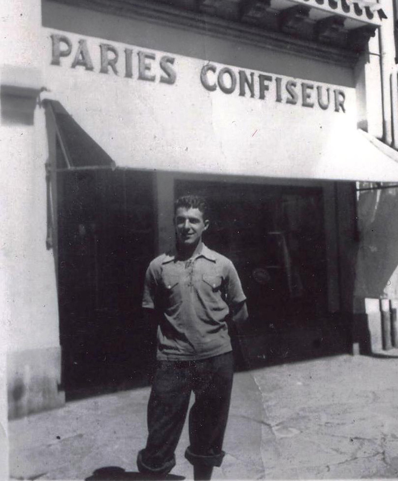 Robert Pariès devant la Pâtisserie en 1945